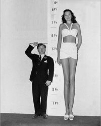 質問です この背が高い女性の身長は 何センチだと思いますか Yahoo 知恵袋