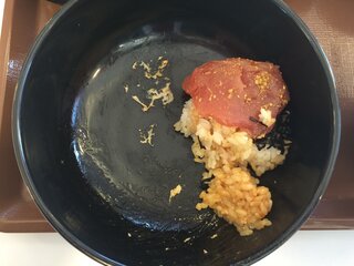 すき家で鉄火丼を食べたんだが 丼の底に卵のような汚れが付いて Yahoo 知恵袋