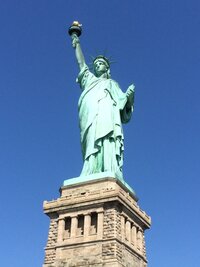 自由の女神はどこを向いて立っているか 贈り主の自由の国フランスに向 Yahoo 知恵袋