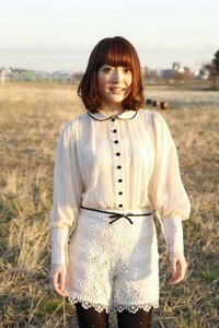 花澤香菜さんが着てるこの衣装のブランド 分かりますか コレカウと Yahoo 知恵袋