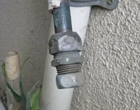 水漏れです。この給水栓は元ねじを外すとOリングで止水しているみたいなのでOリングを交換しましたが、一滴ずつ漏れてきます。漏水を止める方法はないでしょうか？ 給水栓は給湯器からのもので、接続を外したルートがあったのでこのような形で金属のキャップ状のようなものをかぶせてネジ止めで止水してあります。他のルートは使っているので給湯器自体の蛇口は開いています。