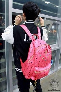 防弾少年団ジョングク！この画像のリュックのブランドと商品名を 