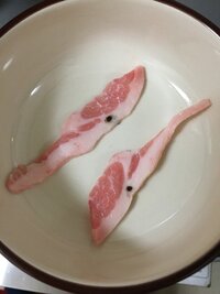 生協の国産冷凍バラ肉を茹でた所 黒い斑点が現れました 縁に黒い部分もあ Yahoo 知恵袋