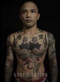 山本ｋｉｄさんのｔａｔｔｏｏについて 左腕の手を合わせて Yahoo 知恵袋