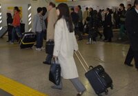 最近キャリーバック引く女多いですけど 特に池袋駅で見る Yahoo 知恵袋