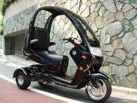 ピザ屋の三輪屋根付きバイクは ヘルメット被らなくても違反にならないので Yahoo 知恵袋