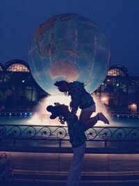 ディズニーシーで地球儀の前でカップルがキスしてる写真とかはキャストに頼 Yahoo 知恵袋