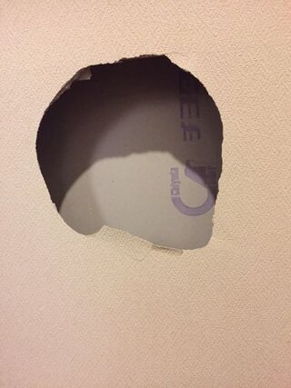 壁に穴をあけてしまいました コーナンで材料やらパテやらかってなお Yahoo 知恵袋
