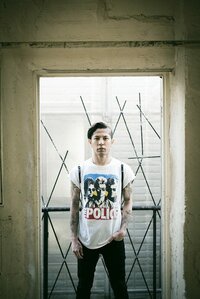 今のdragonashのボーカルの人と同じ髪型 片側刈り上げ Yahoo 知恵袋