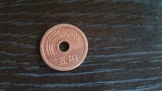 昭和４０年製造の５円硬貨なのですが 外側にギザギザが裏表にあ Yahoo 知恵袋