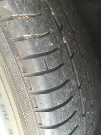 車のタイヤに亀裂があります このまま走行しては危ないでしょうか Yahoo 知恵袋