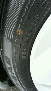 車のタイヤのサイドウォールに細かいヒビがたくさんあります 特に左の後輪が Yahoo 知恵袋