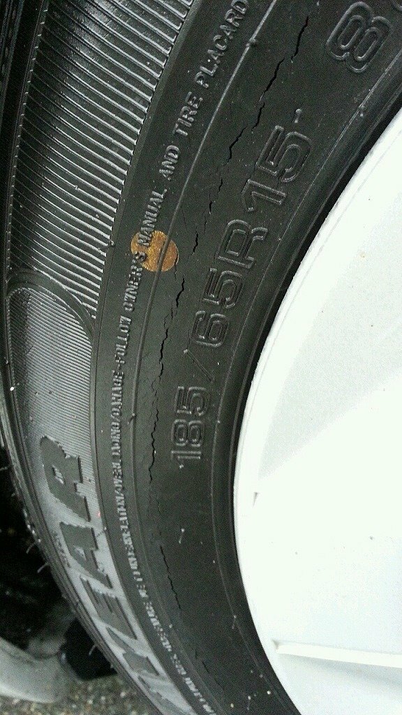 タイヤのサイド 側面 にヒビ割れ クラック がある事が数日前 Yahoo 知恵袋