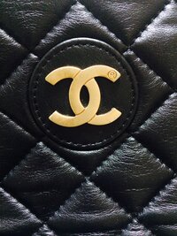 CHANELのバッグからルイ・ヴィトンの財布を出したらおかしいですか 