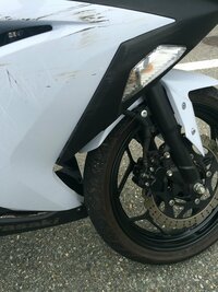バイクのカウルについた傷について先日お恥ずかしながらバイクに乗って 