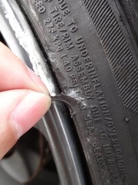 車のタイヤなんですが 溝の蓋で擦ってしまい 側面がささくれの Yahoo 知恵袋