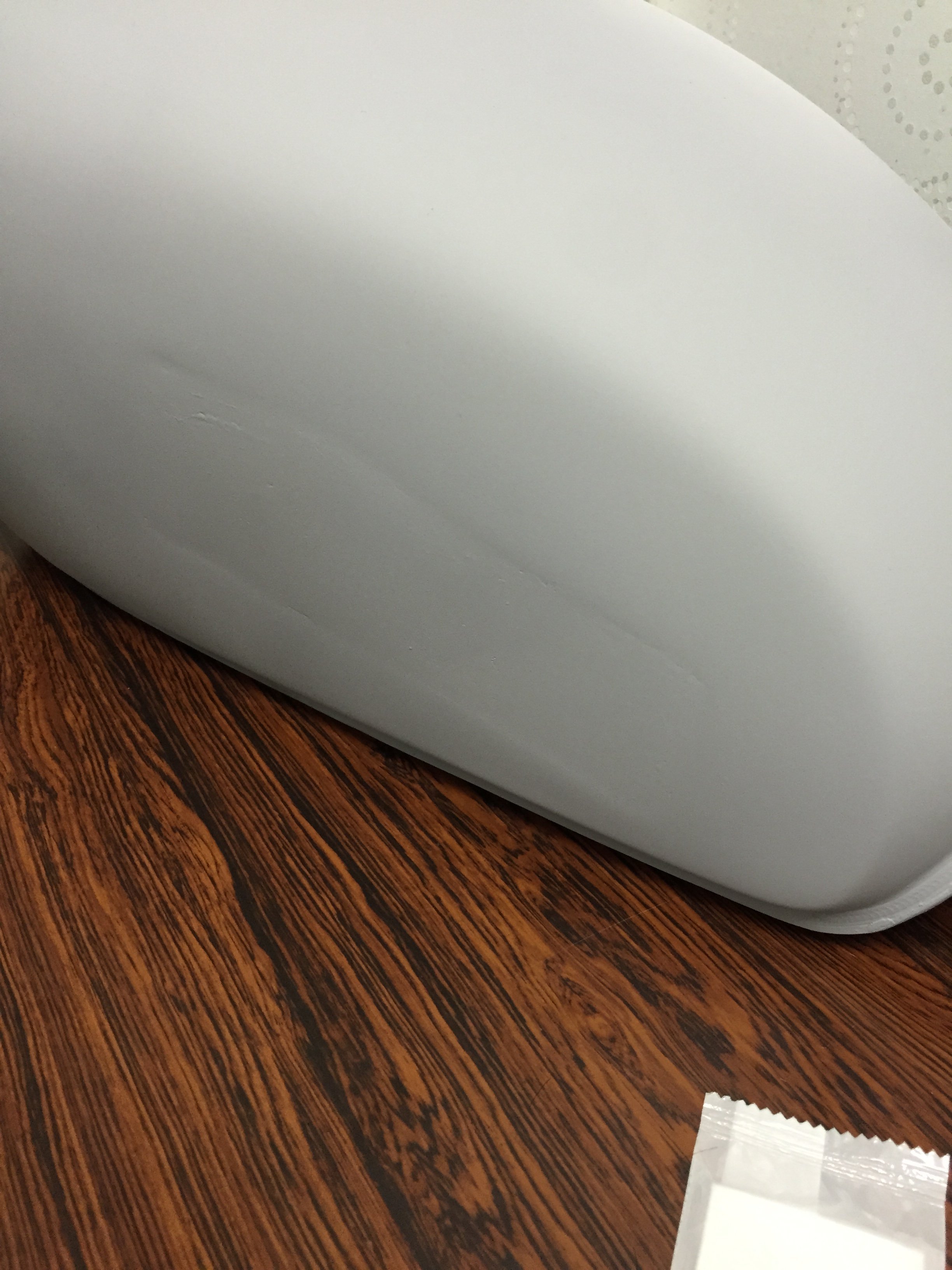 バイクのタンクの凹みをパテで埋めてヤスリでならし、表面の気泡