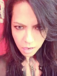 Hydeさんが使用しているこのカラコンのメーカーを教えてくだ Yahoo 知恵袋