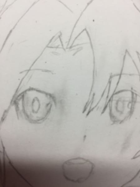 画用紙に鉛筆で絵をかいていて消しゴムで消した部分が黒く残り消 