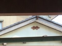 日本家屋のこの茶色い物体の名称 役割を教えてください 添付画像のハの字の屋根のス 教えて 住まいの先生 Yahoo 不動産