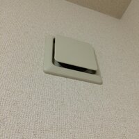 通気口でしょうか アパートの部屋に写真のような四角いものがあります 押すと二段階 教えて 住まいの先生 Yahoo 不動産