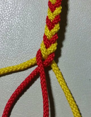 紐の編み方で質問があります 4本の紐を使う編み方で ４つ編み Yahoo 知恵袋