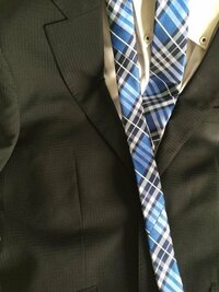 面接時の時のスーツなのですが、家にはこの1着しかありません。よく見ると薄くチェック柄が入っているのですが、これはあまり良くないのでしょうか？また、ネクタイの柄や色は大丈夫でしょうか？ 