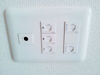 Lanケーブルを繋げたいんですけど コンセントの近くにあるl Yahoo 知恵袋