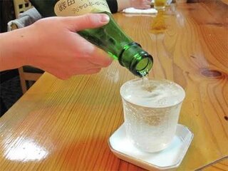 コップ酒を飲む時 自分からコップに顔を近付けて口を付ける飲み方は どん Yahoo 知恵袋