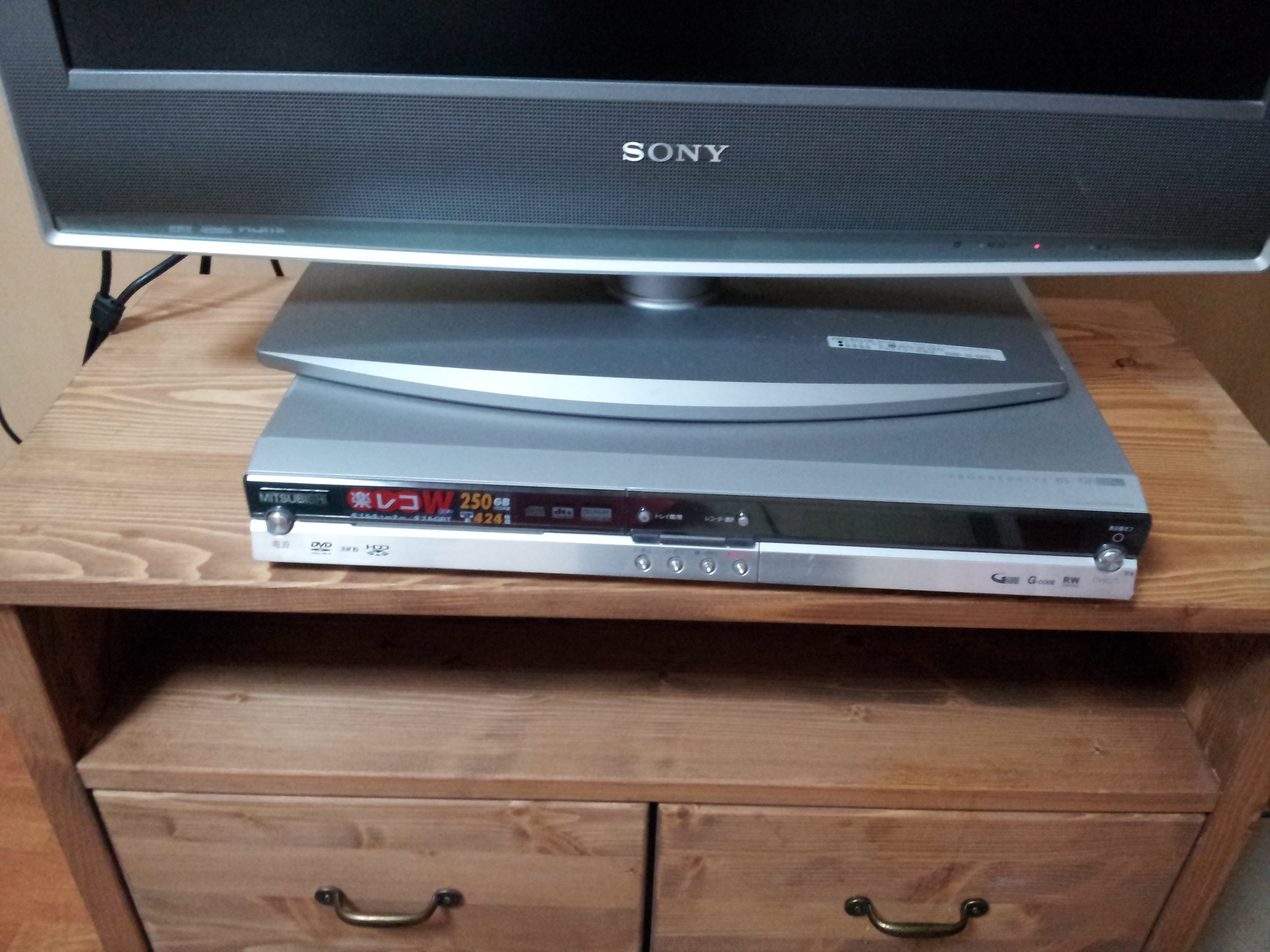 DVDレコーダーがTVラックにくっついてしまって取れない写真のようにD