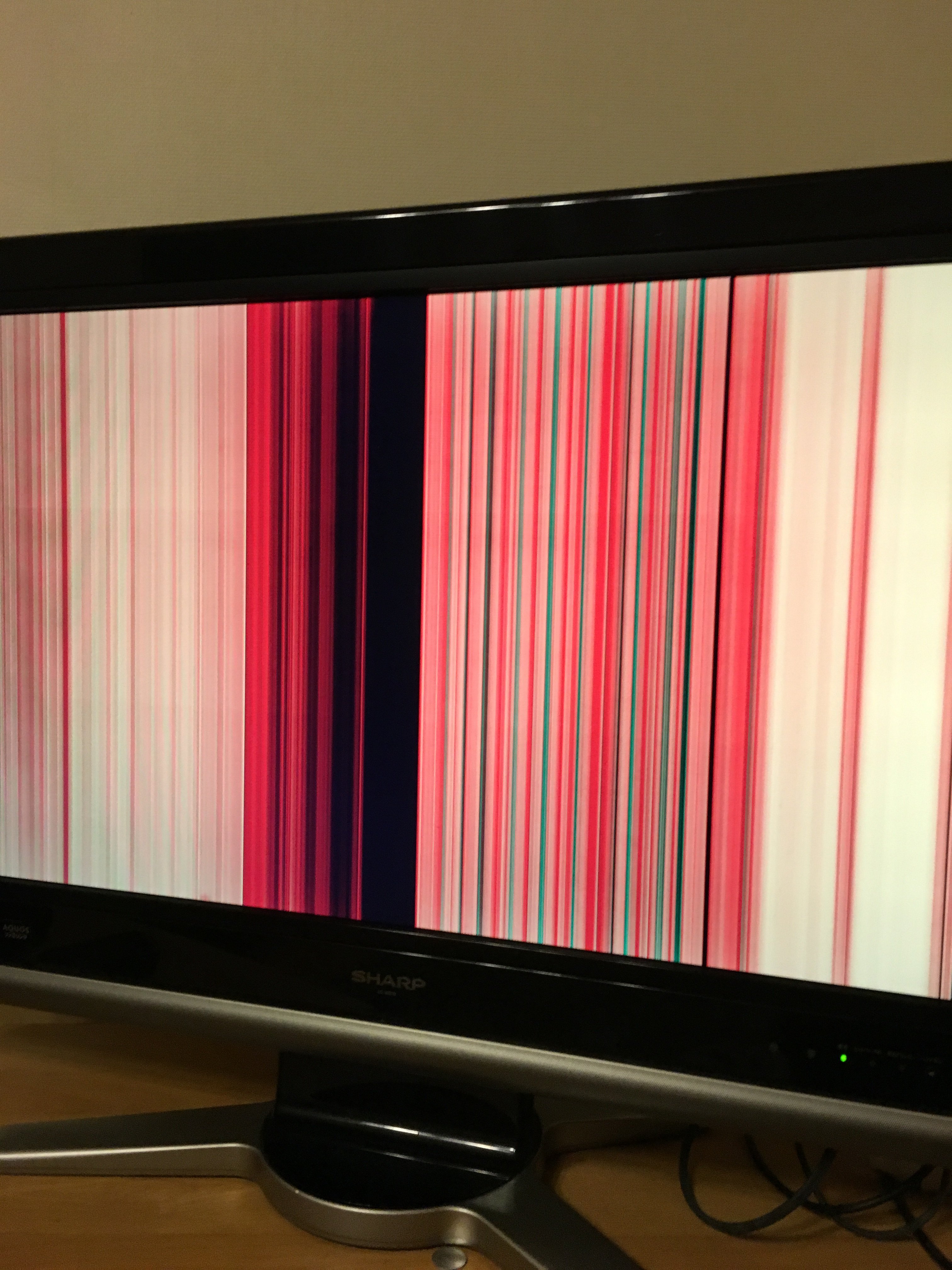SONY BRAVIA 52型 液晶テレビ 画面に縦の線あり テレビに縦線が入り、ちょっと時間が経てばすぐ画像のように真っ暗に