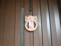 玄関ドアに正月飾りを付けたいのですが ドアにフックがなくどうやって付けたらいい Yahoo 知恵袋