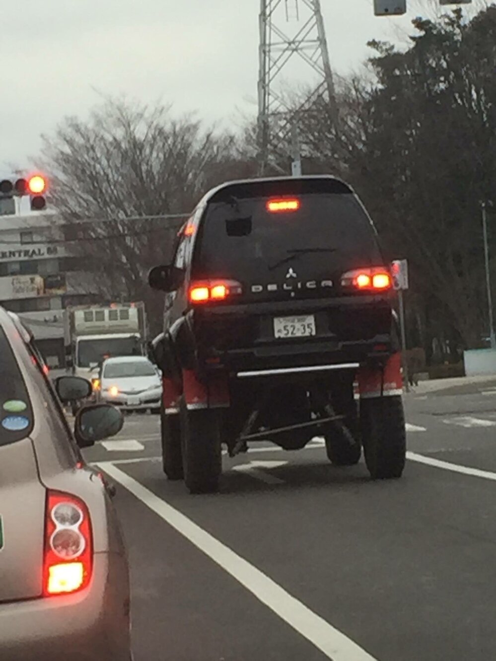 こういう車高の異常に高い車は違法ではないのでしょうか 年前に視界が Yahoo 知恵袋