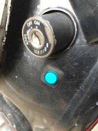 ドラッグスターのキーシリンダーの
下についているボタンは何か
調べてもまったくでてこないので
どなたかわかる方教えてください。 