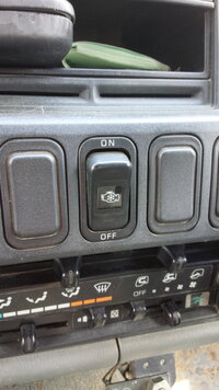 ２ﾄﾝ車以上のトラックにはこういったエンジンシステムのスイッチが着いて Yahoo 知恵袋