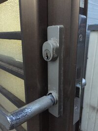勝手口のドアノブ 鍵の交換がしたいのですが ａｌｐｈａと書かれているだけで型番な 教えて 住まいの先生 Yahoo 不動産