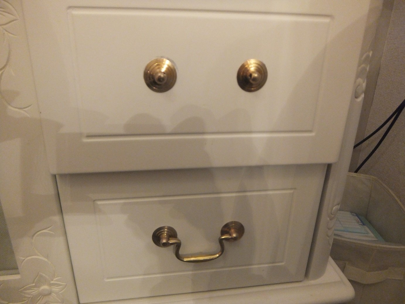 チェストの取っ手が取れてしまいました。自分で直したいのですが