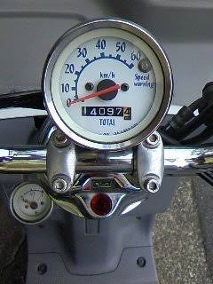ヤマハ　ビーノ　バイク 50cc　メーター表記2425km ビーノのメーターの見方について質問です。このメーターの場合だと