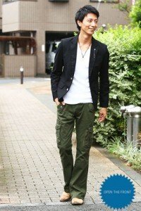 黒のテーラードジャケットのインナーって何色が似合うんですか 合わ Yahoo 知恵袋