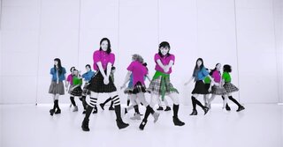 E Girlsのおどるポンポコリンの制服ダンスで踊っている Yahoo 知恵袋