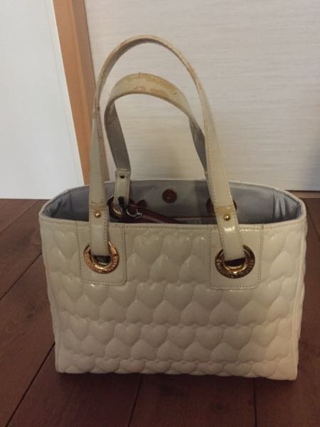 カバンの持ち手がボロボロです。本体はまだまだ使えます。中古で