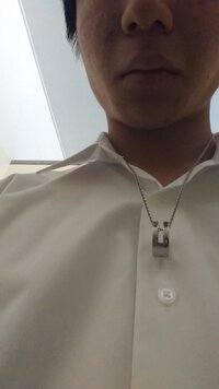 襟付きのシャツにネックレス合わせる時って ネックレスはえりの下に通し Yahoo 知恵袋