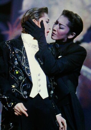 宝塚を Blとして楽しむ人は多いですか 舞台から降りたら女優 Yahoo 知恵袋