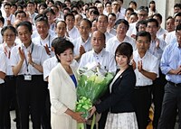 小池さんの横の美女は誰ですか 小池百合子さんが初登庁だそうですが 横で Yahoo 知恵袋