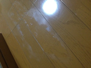 フローリングの汚れについて クイックルワイパーを濡れたまま置 Yahoo 知恵袋