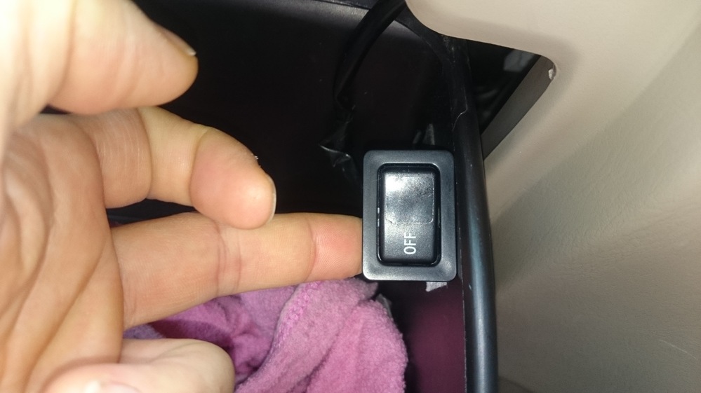 トヨタビスタアルデオsv55g平成13,12月式オ-ナ-ですが,助手席のグロ-ブボックスの中のスイッチの用途はなんでか?写真を参照してください。