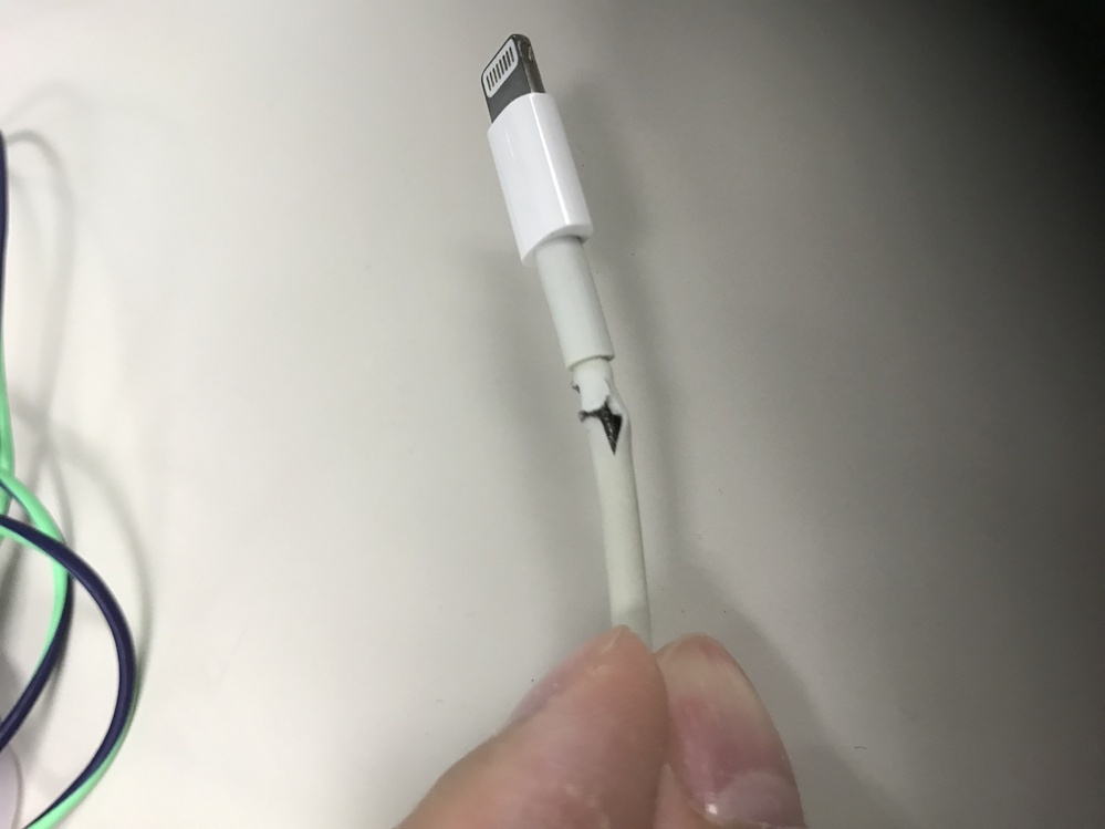 iPhoneの充電コードがこんな風に破れて中身が見えてる状態で使うのっ