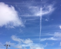 ついさっき、縦に伸びる雲を見ました。自分で調べてみたのですが、地震雲ばかりで名前が見つかりません。その後は右へと傾き斜めになっていきました。この雲の名前をご存知の方はいらっしゃった ら教えていただきたいです。