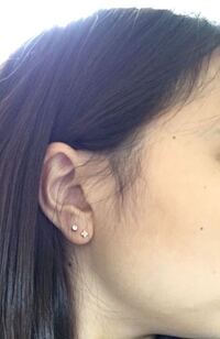 ピアス２つ目の位置おかしいでしょうか 少し真ん中寄りになって Yahoo 知恵袋