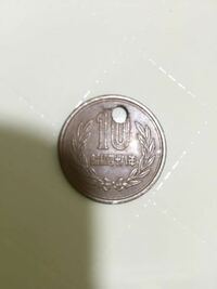10円玉の上に真ん丸の穴が空いているのですが これってエラーコインなの Yahoo 知恵袋